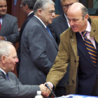 De Guindos, saluda al ministro de Finanzas alemán, Wolfgang Schaeuble en Bruselas.