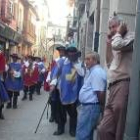 Los zuizones durante su recorrido por las calles de la localidad burgalesa de Medina de Pomar