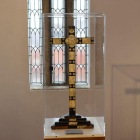 A la izquierda, la cruz de altar de ébano y marfil que es la pieza central de la exposición y, a la derecha, otras obras de Cristo crucificado que componen la muestra. A. R.