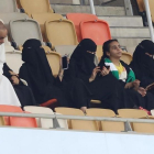 Seguidoras del Al-Alhi presencian el histórico partido celebrado en el estadio Rey Abdulá, en Yeda, el 12 de enero.