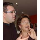 La mezzosoprano, durante una de las clases junto a un alumno