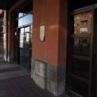 Los carteles que anuncian el arrendamiento de la estación histórica de trenes de León fueron colocados ayer.