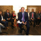 El alcalde de León, Antonio Silván, con todos sus concejales en el encuentro con los medios de comunicación para analizar los primeros cien días de mandato