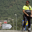 Un Mosso d’Esquadra en Ripoll, donde se han llevado a cabo controles policiales. ROBIN TOWNSEND
