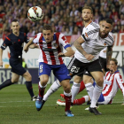 El jugador del Atlético, Koke, autor del gol rojiblanco, trata de escapar de Otamendi