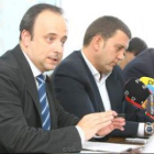 El director de la Uned en Ponferrada y Riesco en la presentación del nuevo curso.