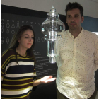 Marta Alonso Yebra e Imanol Calderón Elósegui con una de las nuevas lámparas. DL