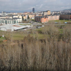 Naves industriales en la margen del río afectada por el encauzamiento a su paso por el barrio de Flores del Sil.