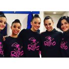 Ruth Fernández con las cuatro gimnastas del Club Ritmo. DL