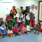 Los Reyes Magos visitaron ayer la guardería de La Bañeza.