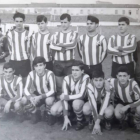 Toño de la Cruz, en el centro en la fila de pie, en el Atlético León . FERNANDO FLÓREZ