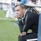 Jon Pérez Bolo, entrenador de la SD Ponferradina, contempla las evoluciones de su equipo desde su zona en el banquillo. LOF