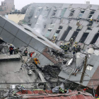 Los equipos de rescate trabajan en un edificio colapsado de la ciudad de Tainan. RITCHIE B. TONGO