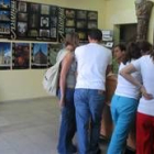 Varias personas realizan consultas en la oficina municipal de turismo en una imagen de archivo