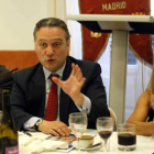 Rafael Álvarez, Alfredo Prada e Isabel Carrasco, ayer en Madrid