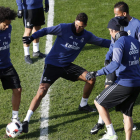 Varane, Danilo y Coentrao, durante el entrenamiento. CHEMA MOYA