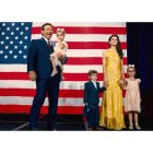 Ron DeSantis con su mujer y sus hijos. EFE