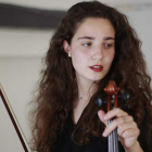 La violinista leonesa Carolina Fuentes Núñez tocará en el Auditorio Ciudad de León junto con la Joven Orquesta Nacional de España. DL
