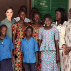 La reina Letizia, ayer, en la granja familiar Naatangué en el departamento Oussouye. MARISCAL