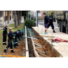 Efectivos de la UME en plena tarea de encaje de la acera con los límites de Almansa. MARCIANO PÉREZ