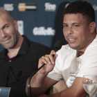 Ronaldo Nazario, junto a Zidane durante la presentación de un partido benéfico.