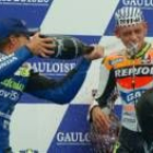 Daniel Pedrosa celebra su victoria en 125 cc dando la vuelta de honor en el circuito de Brno