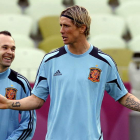 Torres e Iniesta autores de los goles que dieron a España la Eurocopa del 2008 y el Mundial del 2010, bromean en el entrenamiento de ayer.