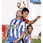 Javi Navarro, uno de los mejores ayer en Arlonagusia, pelea por un balón con Solaun ante la atenta mirada de Mateo, protagonista del encuentro. área 11