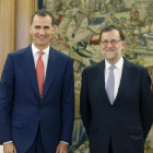 El rey Felipe VI recibe al presidente del Gobierno en funciones, Mariano Rajoy. ÁNGEL DÍAZ