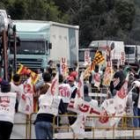 Imagen de la concentración de transportistas en La Junquera ayer por la mañana