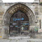 La puerta que da acceso al solar de San Pelayo que cobija los restos de los Principia