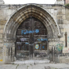 La puerta que da acceso al solar de San Pelayo que cobija los restos de los Principia
