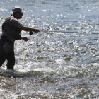 Un pescador durante una jornada de actividad en uno de los ríos de la provincia. JESÚS F. SALVADORES