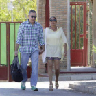 La cantante, Isabel Pantoja, junto a su hermano Agustín Pantoja saliendo de la cárcel de Alcalá de Guadaíra, en Sevilla, este jueves.