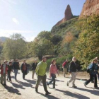 Personas haciendo senderismo en Las Médulas.