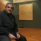Ramón Villa posa junto a una de las obras de la exposición