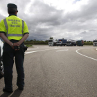 Las inspecciones a los transportistas de Fomento se hacen en colaboración con la Guardia Civil y policías locales. JESUS F. SALVADORES