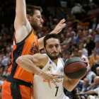 Campazzo supera el marcaje del valencianista Van Rossom.