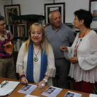 Foto de archivo de Carmen Busmayor y Mar Palacio, junto al alcalde, Alfredo de Arriba. L. DE LA MATA