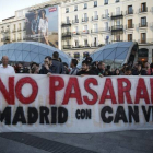 Aspecto de los manifestantes de la Puerta del Sol de Madrid, que se han solidarizado con Can Vies, este viernes.