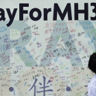 Una mujer deja un mensaje en recuerdo a los pasajeros del vuelo MH370 de Malaysia Airlines, en Kuala Lumpur.