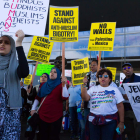 Manifestación en contra de las medidas de Trump en el aeropuerto de Los Ángeles. FELIPE CHACÓN