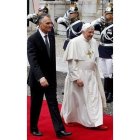 El papa Benedicto XVI camina al lado de Cavaco Silva.