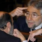 Pérez Rubalcaba y el diputado de CiU Josep Sánchez conversan, ayer, durante el pleno del Congreso