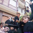 Los niños pujan con fervor al Potajerín de Las Angustias, una procesión que ayer reunió a las autoridades civiles y eclesiásticas en La Bañeza. FERNANDO OTERO PERANDONES