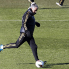 Mourinho, con su nuevo corte de pelo, se dispone a golpear el balón en un entrenamiento.