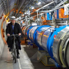 Un científico polaco se traslada en bici junto al Colisionador de Hadrones.