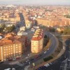La imagen muestra una vista aérea de la avenida de Párroco Pablo Díez, en Trobajo del Camino
