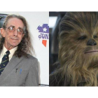 Peter Mayhew junto a su caracterización como Chewbacca en Star Wars.