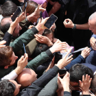 Erdogan saluda a simpatizantes después de votar. TOLGA BLOZOLU
